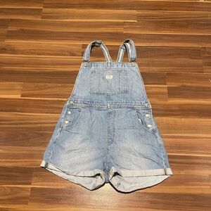 ⭐️TAKE 50% OFF⭐️ 🌟2x HOST PICK🌟 NWT Levi Jean short overalls